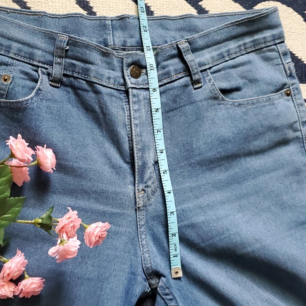 Light Levi's High Rise Jeans - Picture 9 of 9
